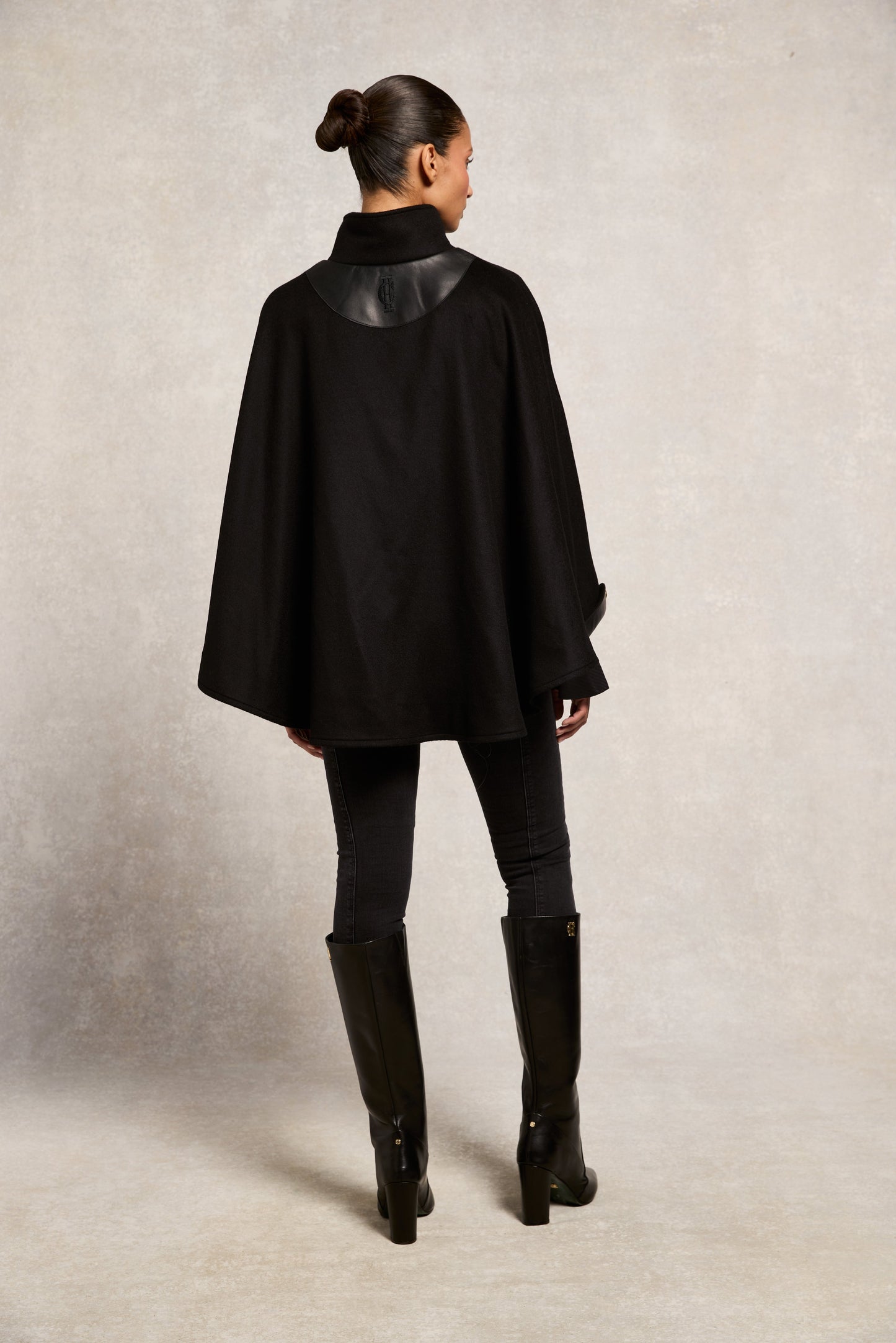 The Classic Cape (Black)